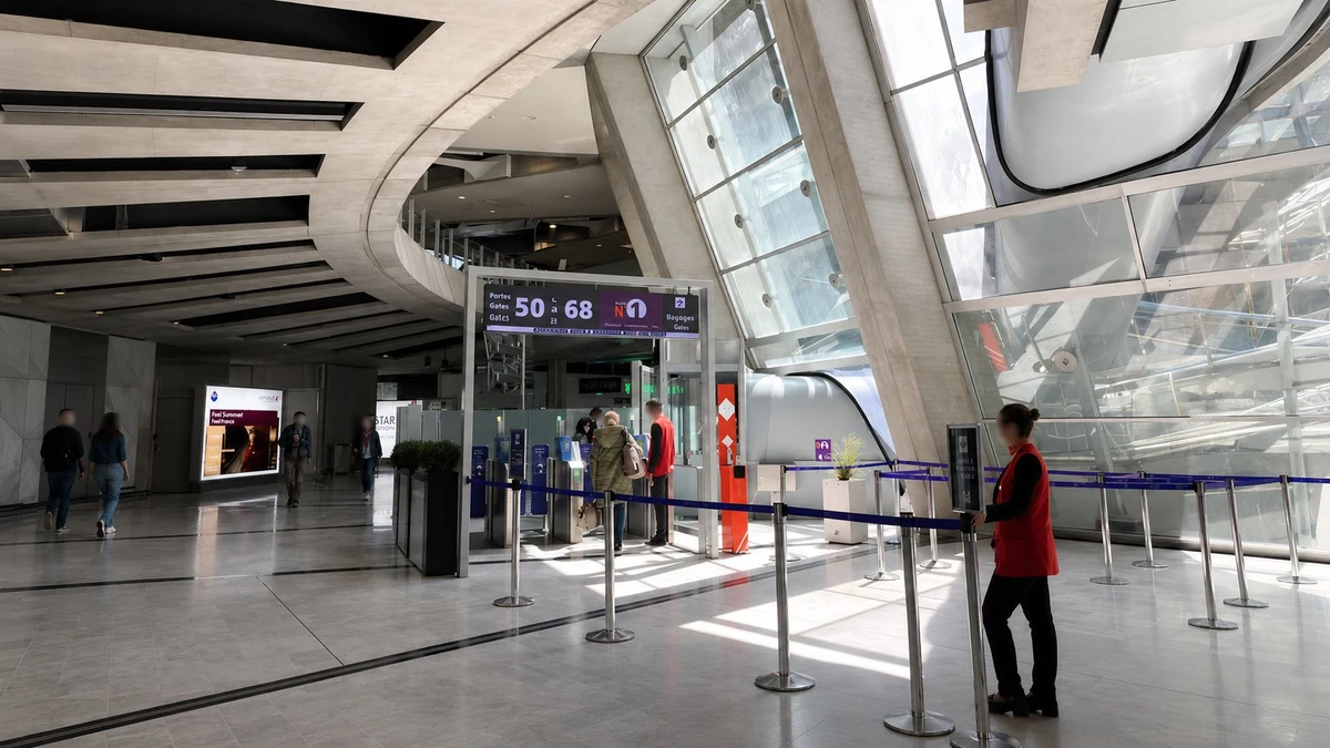 Intérieur Terminal 1 CDG — Gates 50-68 — Qatar Airways et Saudia arrivals